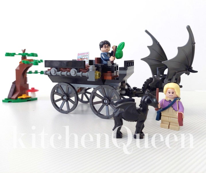 LEGO Harry Potter 76400 Hogwarts Carriage and Thestrals Carousel 2