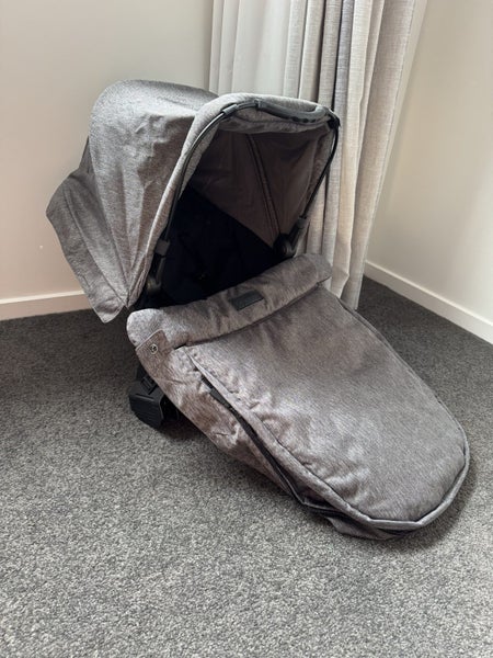 Mountain Buggy Carrycot plus luxury Carousel 2