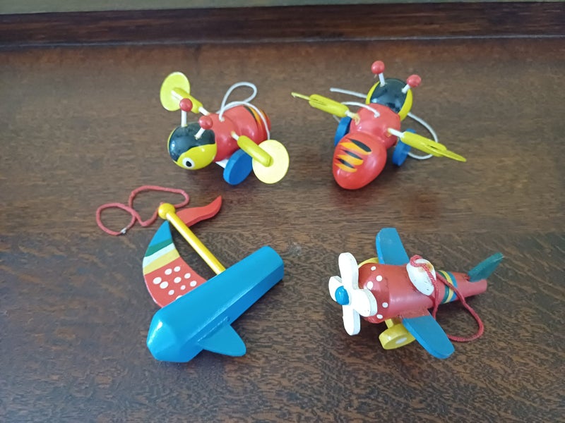 Traditional Buzzy Bee Hanging Ornaments Carousel 1