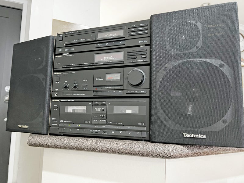 Technics Stereo System (Models SA-X900L, SL-PJ25) Carousel 1