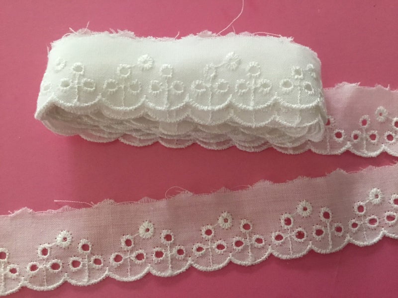 White broderie anglaise lace trim - 2m length x 2cm wide Carousel 2
