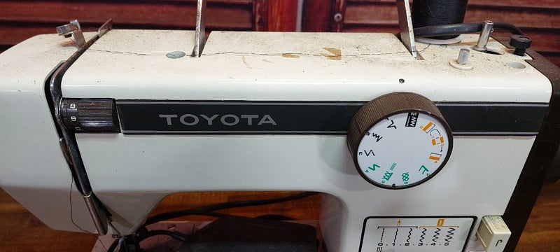 VINTAGE TOYOTA SEWING MACHINE #5001 Carousel 9
