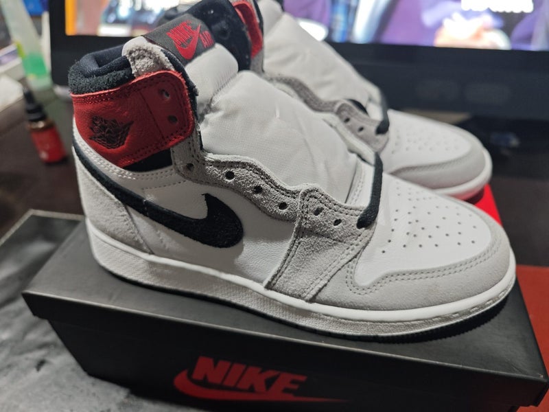 Brand New Air Jordan 1 Retro High OG GS Size US 4Y Carousel 1