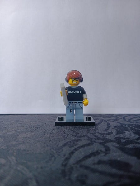 Lego minifigure Video Game Guy, Series 12 Carousel 1
