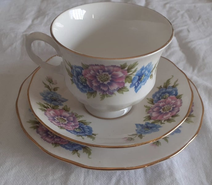 PRETTY QUEEN ANNE BONE CHINA TRIO WITH EXTRA CAKE PLATE Carousel 2