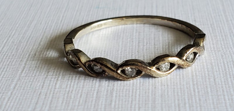 Vintage 9ct Gold & Diamond Ring Carousel 1