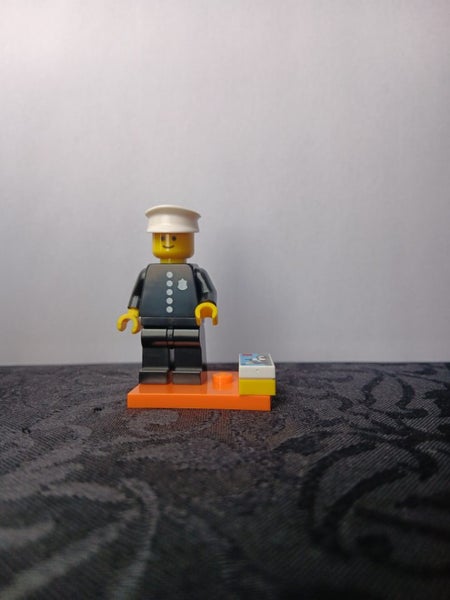 Lego minifigure 1978 classic police officer, Series 18 Carousel 1