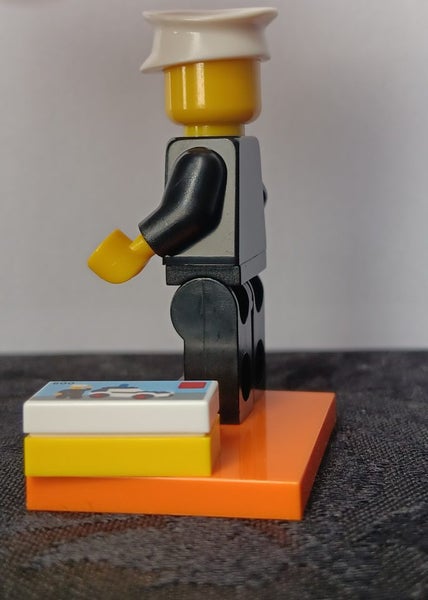 Lego minifigure 1978 classic police officer, Series 18 Carousel 2