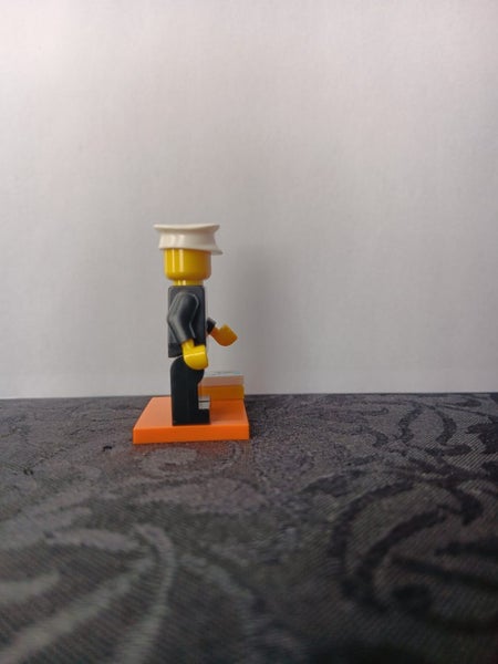 Lego minifigure 1978 classic police officer, Series 18 Carousel 4