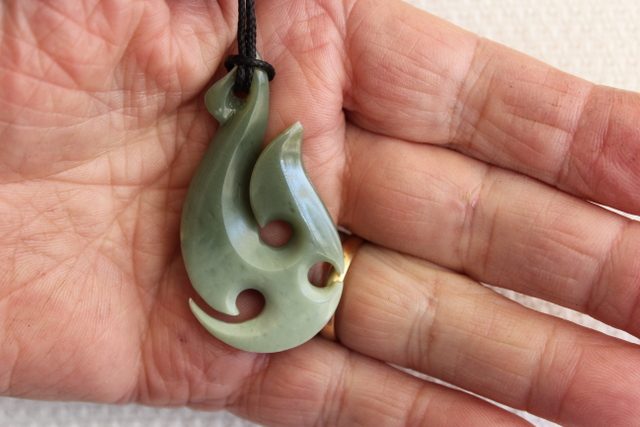 BEAUTIFUL New Zealand**INANGA FLOWER ** POUNAMU KORU PENDANT #156 Carousel 1