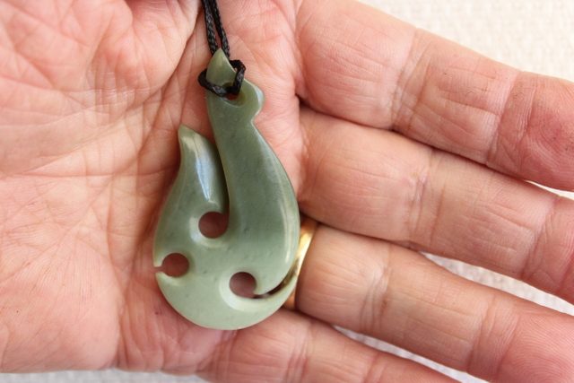 BEAUTIFUL New Zealand**INANGA FLOWER ** POUNAMU KORU PENDANT #156 Carousel 2