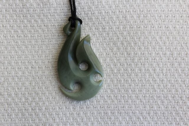 BEAUTIFUL New Zealand**INANGA FLOWER ** POUNAMU KORU PENDANT #156 Carousel 3