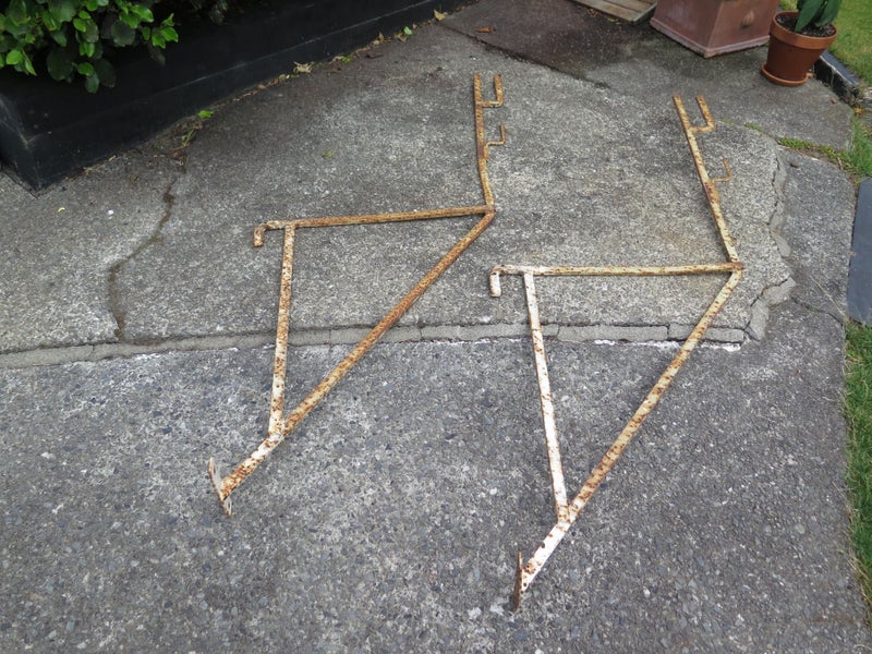 2 x Scaffold Brackets. Carousel 1