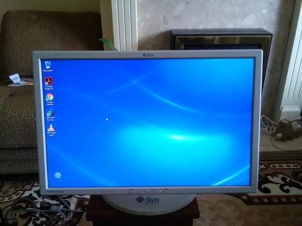 22 inch LCD Monitor With Stand VGA DVI Can USE HDMI Carousel 1
