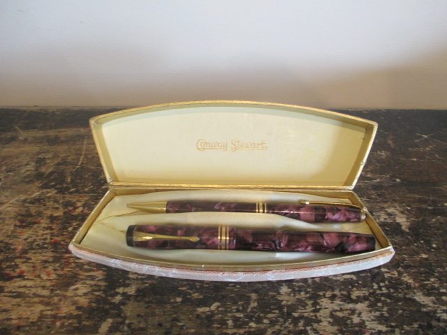CONWAY STEWART VINTAGE FOUNTAIN PEN & PENCIL. CASED Carousel 1