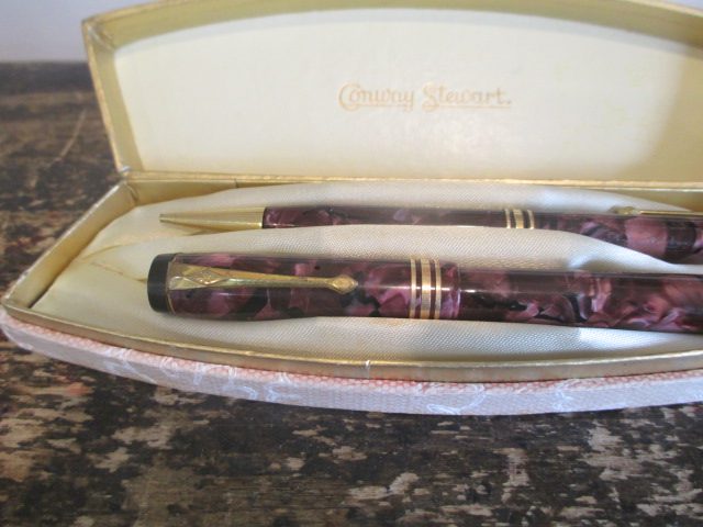 CONWAY STEWART VINTAGE FOUNTAIN PEN & PENCIL. CASED Carousel 2