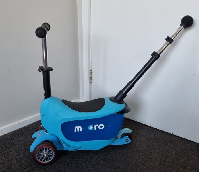 Micro Mini2Go Deluxe Plus 3 Wheel Scooter Carousel 2