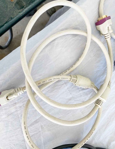 2m VGA Cable Carousel 1