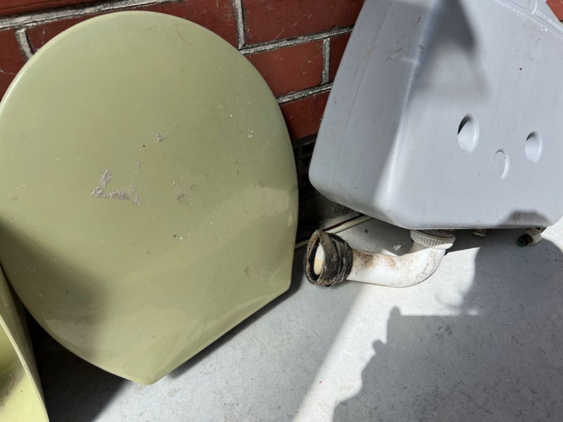 Toilet cistern set with seat and lids, in used condition. Carousel 2