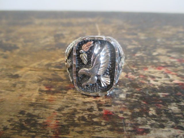 MEN'S LARGE 12KT & SILVER/ORNATE RING. Carousel 1