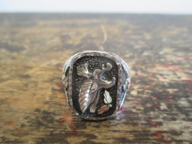 MEN'S LARGE 12KT & SILVER/ORNATE RING. Carousel 2