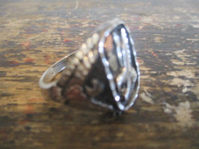 MEN'S LARGE 12KT & SILVER/ORNATE RING. Carousel 7