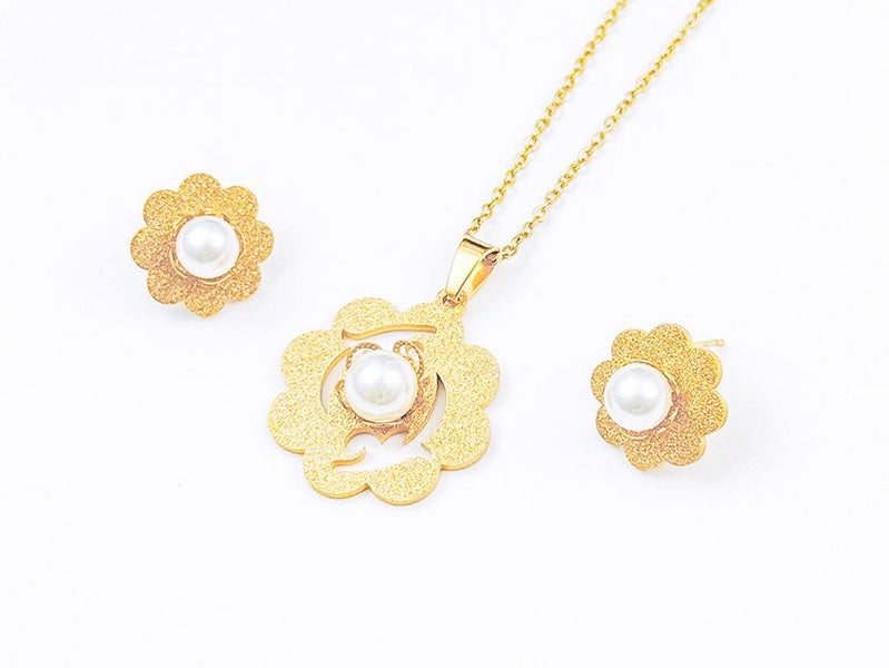 Gold-Plated Pearl Earrings and Necklace Set Carousel 1