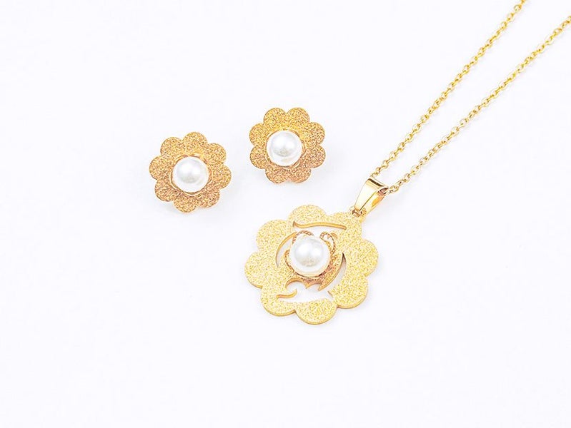 Gold-Plated Pearl Earrings and Necklace Set Carousel 2