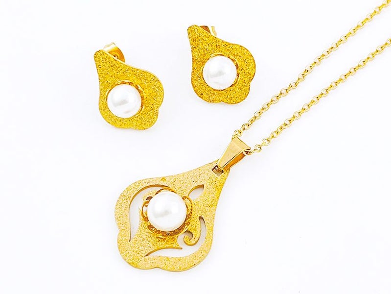 Gold-Plated Pearl Earrings and Necklace Set Carousel 1