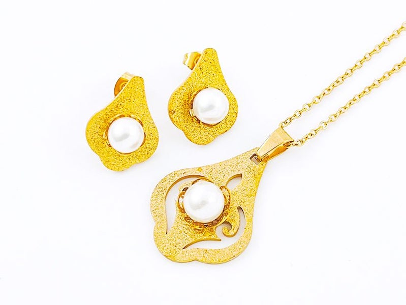 Gold-Plated Pearl Earrings and Necklace Set Carousel 2