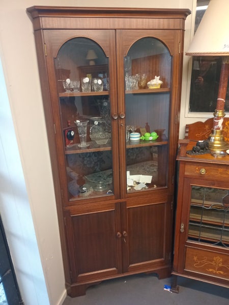 ## REPRODUCTION CORNER CABINET ## Carousel 1