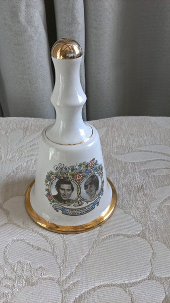 Wade bell commemorating 1981 Royal Wedding of Prince Charles & Lady Diana Carousel 2