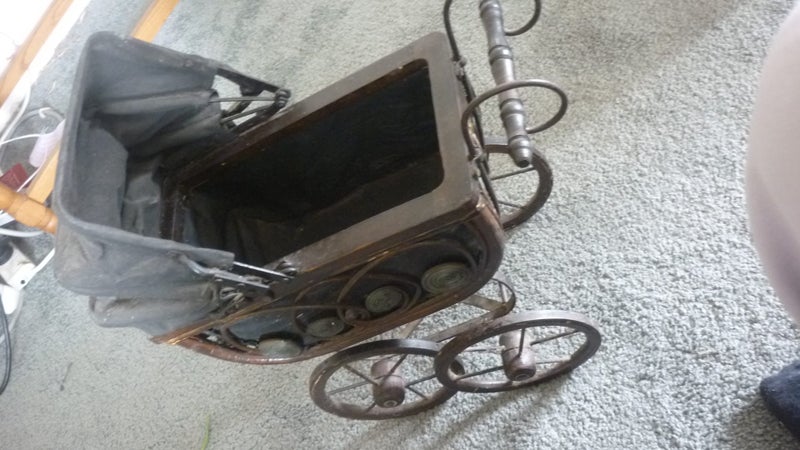 SMALL DOLL'S PRAM Carousel 1
