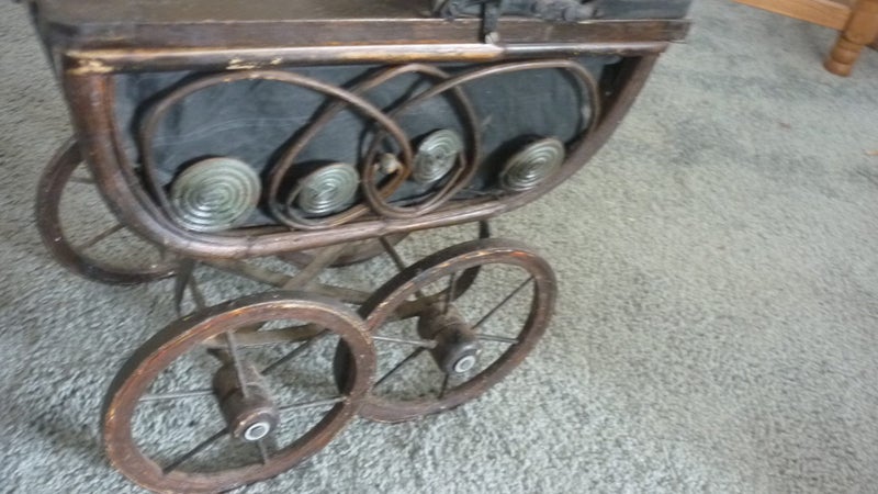 SMALL DOLL'S PRAM Carousel 3