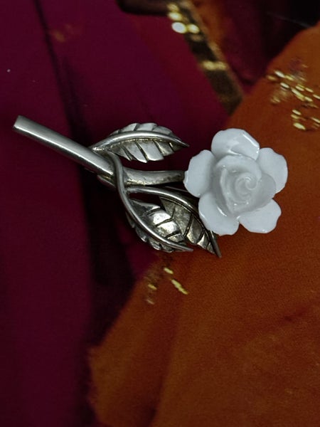 STERLING SILVER WHITE ROSE Vintage BROOCH Carousel 1