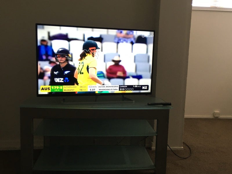 TV Veon 40“ with remote Carousel 1