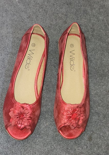 RED METALLIC SHOES WITH POINTSETTIA ON THE FRONT EU 36 THE SURFACE IS DISTRESSED64525655300097110