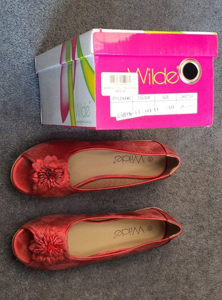 RED METALLIC SHOES WITH POINTSETTIA ON THE FRONT EU 36 THE SURFACE IS DISTRESSED64525655300097111