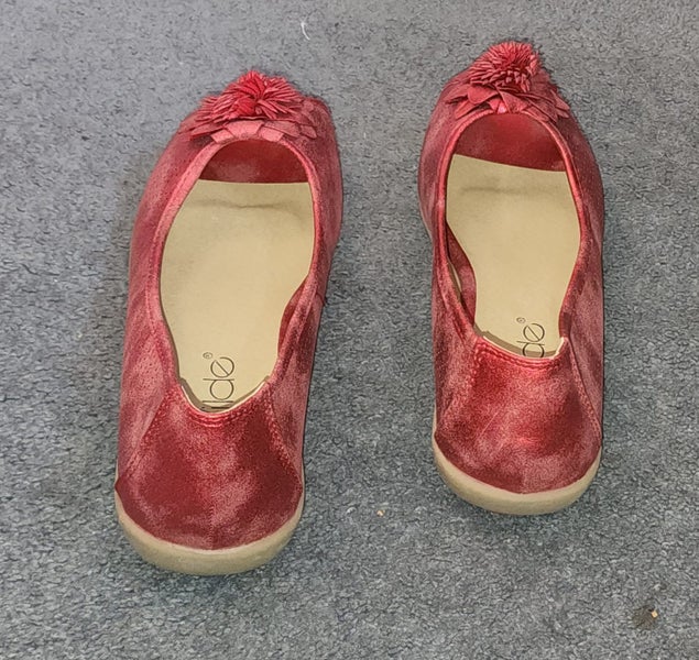 RED METALLIC SHOES WITH POINTSETTIA ON THE FRONT EU 36 THE SURFACE IS DISTRESSED64525655300097112