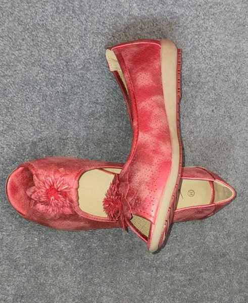 RED METALLIC SHOES WITH POINTSETTIA ON THE FRONT EU 36 THE SURFACE IS DISTRESSED64525655300097113