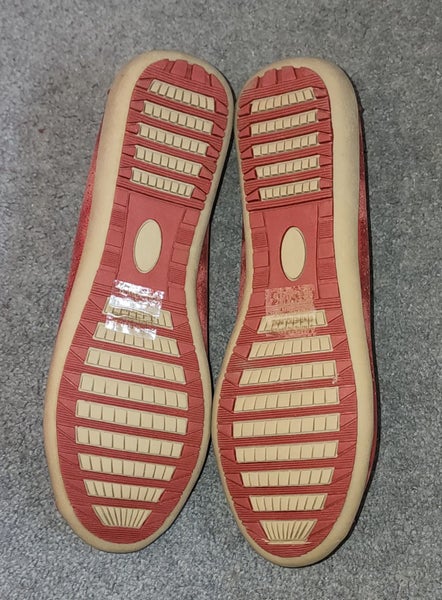 RED METALLIC SHOES WITH POINTSETTIA ON THE FRONT EU 36 THE SURFACE IS DISTRESSED64525655300097114