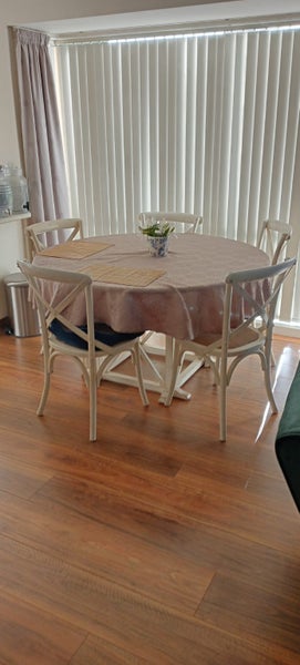 EARLY SETTLERS Oak Round Dining Table + 6 Chair Carousel 1