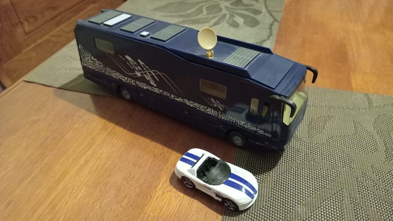 Volkner Expandable Mobil Bus 1:50 by Siku with free Hot Wheels model. Carousel 2