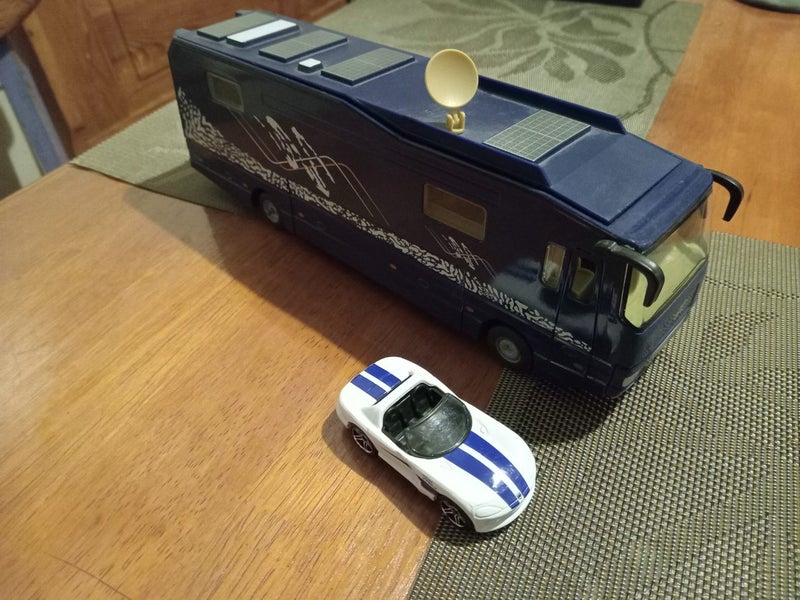 Volkner Expandable Mobil Bus 1:50 by Siku with free Hot Wheels model. Carousel 1