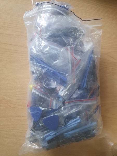 Bag of iPhone Opening Tools Carousel 1