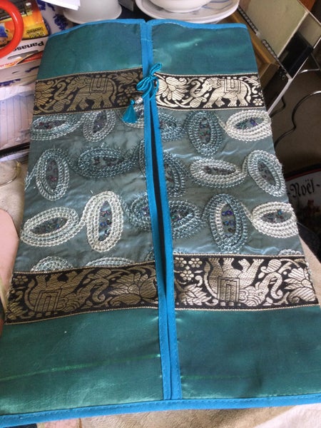 FANCY TISSUE BOX COVER ONE BOW MISSING Carousel 1