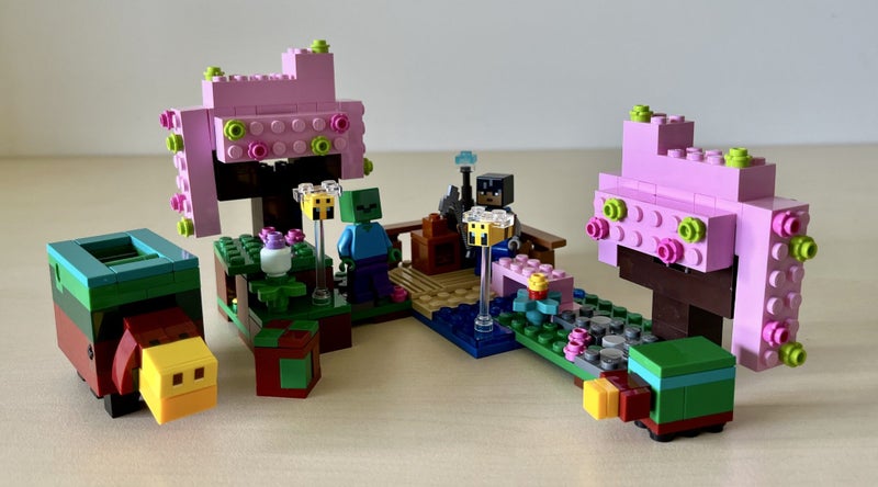 LEGO MINECRAFT The Cherry Blossom Garden 21260 Carousel 1