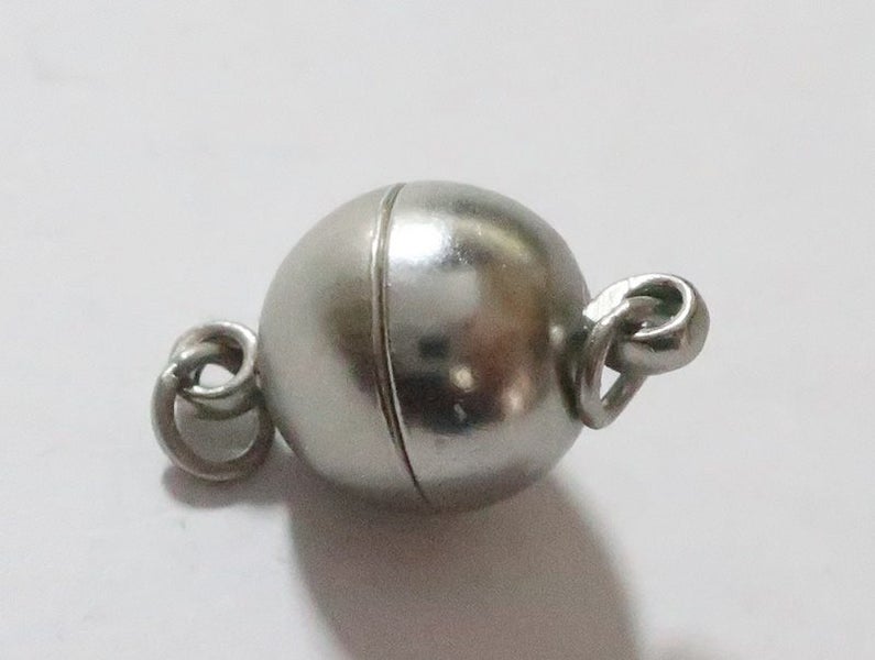 A PLATINUM SILVER MAGNETIC CLASP WITH JUMP RINGS 15x10 mm Carousel 1