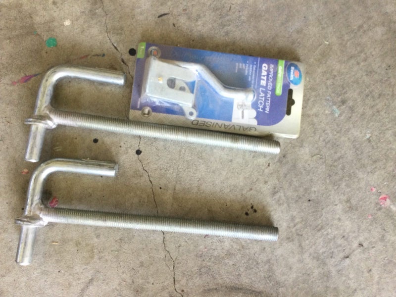 2 x gudgeon pins and gate latch Carousel 1
