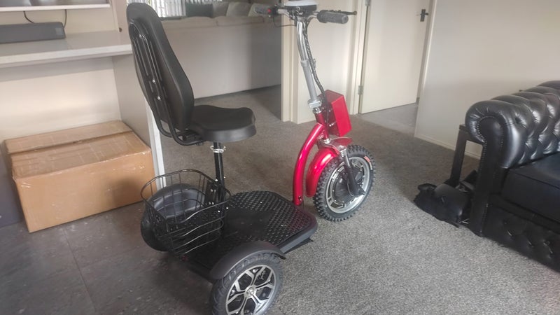 FOLD-UP 800W F.W.D MOBILITY SCOOTER Carousel 1